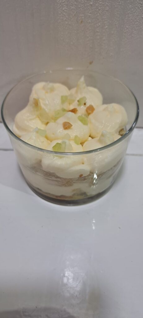 Tiramisú de Bollo de Arcos, aromatizado con cítricos y crema de mascarpone adornado con almendras