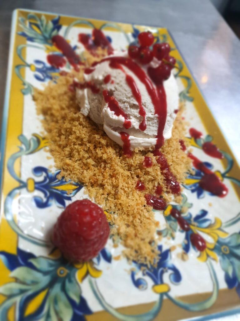 Bollo de Arcos con helado de arroz con leche y frutos rojo