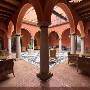 Arcos de la Frontera celebrará el próximo sábado 1 de noviembre una cita destacada dentro de las Jornadas Europeas de Patrimonio: la Ruta de los Patios, organizada por la Delegación Municipal de Cultura y Patrimonio. La actividad, gratuita y abierta al público, se desarrollará de 10:00 a 14:00 horas y permitirá recorrer algunos de los patios más emblemáticos del Conjunto Histórico de la ciudad, ubicados en la calle Corredera y en el Casco Antiguo.