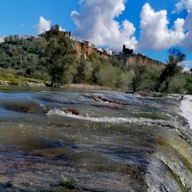 Arcos de la Frontera,
el pueblo arriba,
el río abajo....

Gloria Fuertes
